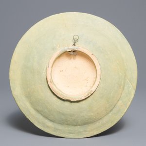 Trois plats en majolique polychrome et une assiette en faïence de Delft en bleu et blanc, 17ème — photo 5