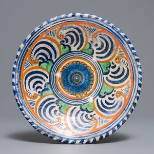 Trois plats en majolique polychrome et une assiette en faïence de Delft en bleu et blanc, 17ème — photo 6