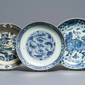 Trois plats en porcelaine de Chine bleu et blanc, Ming — photo 1