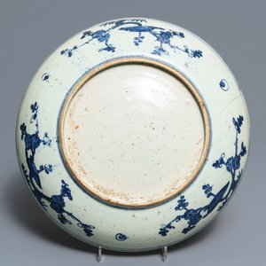 Trois plats en porcelaine de Chine bleu et blanc, Ming — photo 3