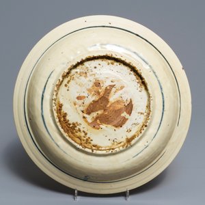 Trois plats en porcelaine de Chine bleu et blanc, Ming — photo 7