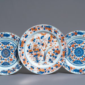 Trois plats en porcelaine de Chine de style Imari, Kangxi — photo 1