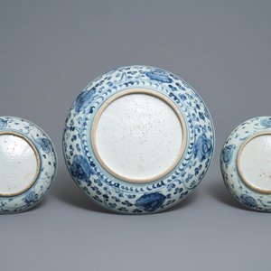 Trois plats en porcelaine de Chine en bleu et blanc à décor d'un kylin et de rochers, Hongzhi — photo 2