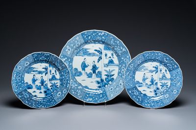 Trois plats en porcelaine de Chine en bleu et blanc à décor d'une scène du 'Xi Xiang Ji', Qianlong