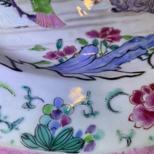 Trois plats en porcelaine de Chine en bleu et blanc et famille rose, Kangxi/Yongzheng — photo 23