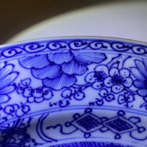 Trois plats en porcelaine de Chine en bleu et blanc et famille rose, Kangxi/Yongzheng — photo 26