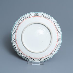Trois plats en porcelaine de Chine en bleu et blanc et famille rose, Kangxi/Yongzheng — photo 7