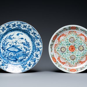 Trois plats en porcelaine de Chine en bleu et blanc et un en famille verte, Ming, Kangxi et Qianlong — photo 2