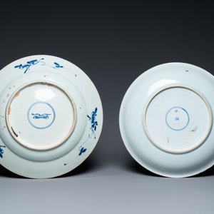 Trois plats en porcelaine de Chine en bleu et blanc et un en famille verte, Ming, Kangxi et Qianlong — photo 3