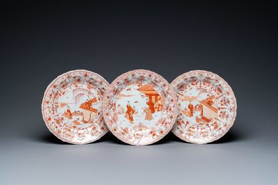 Trois plats en porcelaine de Chine en rouge de fer et doré, Kangxi