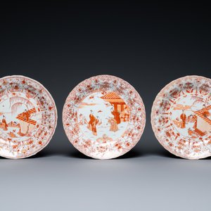 Trois plats en porcelaine de Chine en rouge de fer et doré, Kangxi — photo 2