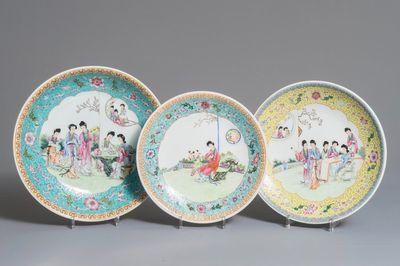 Trois plats en porcelaine de Chine famille rose à décor de femmes dans un jardin, marques de Qianlong, République, 20ème