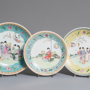 Trois plats en porcelaine de Chine famille rose à décor de femmes dans un jardin, marques de Qianlong, République, 20ème — photo 1