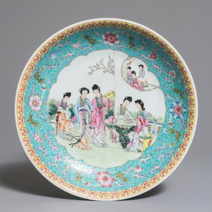 Trois plats en porcelaine de Chine famille rose à décor de femmes dans un jardin, marques de Qianlong, République, 20ème — photo 6