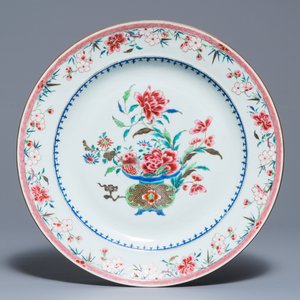 Trois plats en porcelaine de Chine famille rose à décor de vases fleuris, Qianlong — photo 2