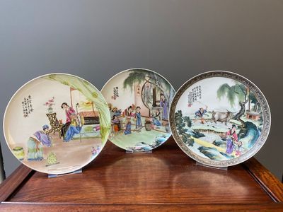 Trois plats en porcelaine de Chine famille rose, signés Zeng Fuqing 曾福慶 et marques de Le Tao Zhai 樂陶齋, datés 1946 et 1947 — photo 1