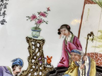 Trois plats en porcelaine de Chine famille rose, signés Zeng Fuqing 曾福慶 et marques de Le Tao Zhai 樂陶齋, datés 1946 et 1947 — photo 7
