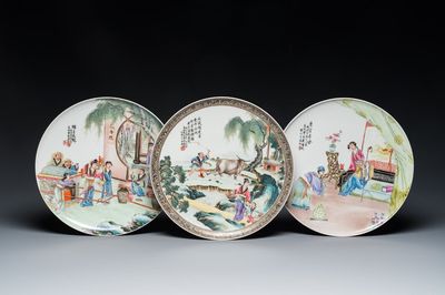 Trois plats en porcelaine de Chine famille rose, signés Zeng Fuqing 曾福慶 et marques de Le Tao Zhai 樂陶齋, datés 1946 et 1947