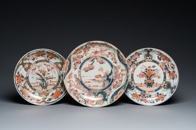 Trois plats en porcelaine Imari de Japon, Edo, 17/18ème
