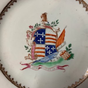 Trois plats et assiettes armoriées en porcelaine de Chine famille rose pour le marché anglais, Qianlong — photo 16