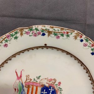 Trois plats et assiettes armoriées en porcelaine de Chine famille rose pour le marché anglais, Qianlong — photo 20
