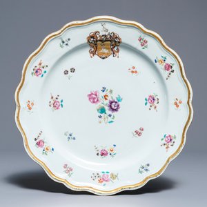 Trois plats et assiettes armoriées en porcelaine de Chine famille rose pour le marché anglais, Qianlong — photo 2