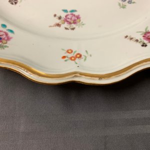 Trois plats et assiettes armoriées en porcelaine de Chine famille rose pour le marché anglais, Qianlong — photo 21