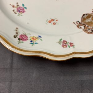Trois plats et assiettes armoriées en porcelaine de Chine famille rose pour le marché anglais, Qianlong — photo 22