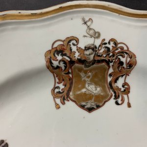 Trois plats et assiettes armoriées en porcelaine de Chine famille rose pour le marché anglais, Qianlong — photo 23