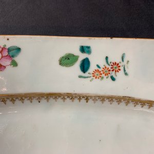 Trois plats et assiettes armoriées en porcelaine de Chine famille rose pour le marché anglais, Qianlong — photo 26
