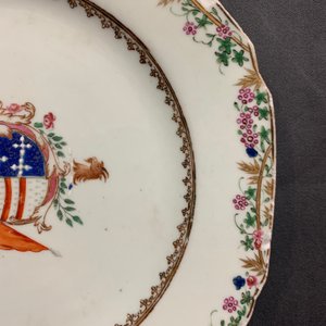 Trois plats et assiettes armoriées en porcelaine de Chine famille rose pour le marché anglais, Qianlong — photo 8