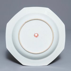 Trois plats et assiettes armoriées en porcelaine de Chine famille rose pour le marché anglais, Qianlong — photo 5