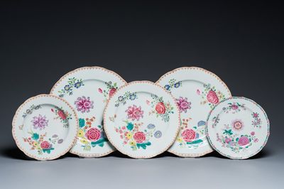 Trois plats et deux assiettes en porcelaine de Chine famille rose à décor floral, Qianlong
