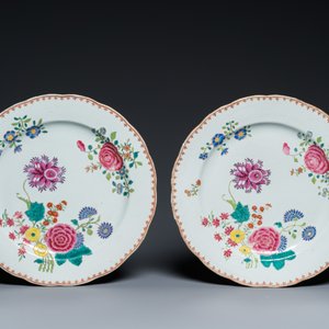 Trois plats et deux assiettes en porcelaine de Chine famille rose à décor floral, Qianlong — photo 2