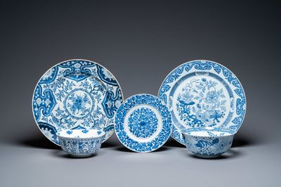 Trois plats et deux bols en porcelaine de Chine en bleu et blanc, Kangxi et après