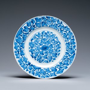 Trois plats et deux bols en porcelaine de Chine en bleu et blanc, Kangxi et après — photo 4