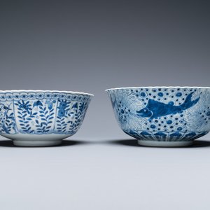Trois plats et deux bols en porcelaine de Chine en bleu et blanc, Kangxi et après — photo 7