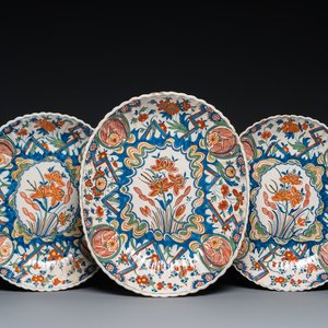 Trois plats godronnés de forme ovale en faïence de Delft polychrome à décor dit 'au tonnerre', 1er quart du 18ème — photo 1