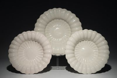 Trois plats godronnés en faïence blanche de Delft, 17ème
