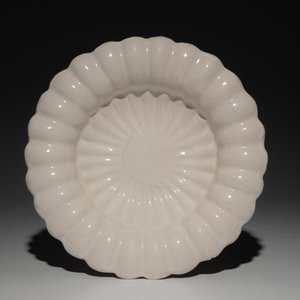 Trois plats godronnés en faïence blanche de Delft, 17ème — photo 4