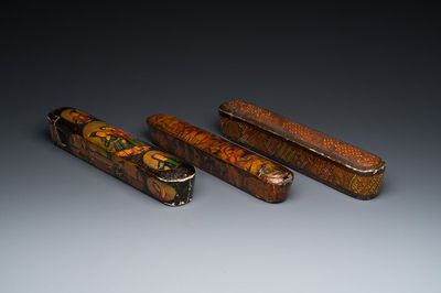 Trois plumiers ou qalamdans en papier mâché laqué, art qajar, la Perse, 19ème