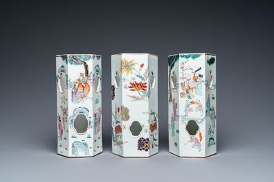 Trois porte-chapeaux ajourés de forme hexagonale en porcelaine de Chine famille rose, 19ème
