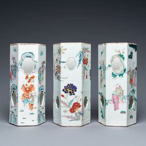 Trois porte-chapeaux ajourés de forme hexagonale en porcelaine de Chine famille rose, 19ème — photo 3