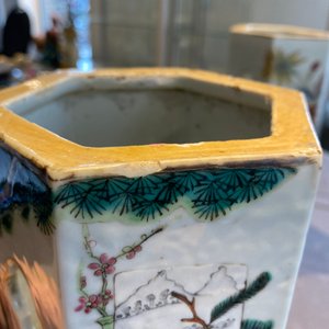 Trois porte-chapeaux ajourés de forme hexagonale en porcelaine de Chine famille rose, 19ème — photo 34