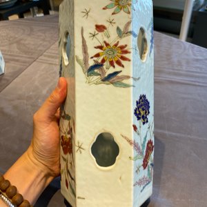 Trois porte-chapeaux ajourés de forme hexagonale en porcelaine de Chine famille rose, 19ème — photo 38