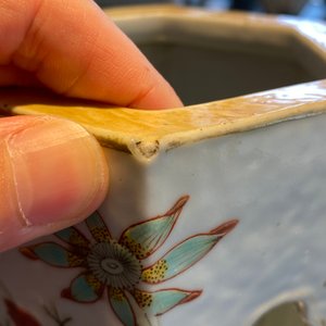 Trois porte-chapeaux ajourés de forme hexagonale en porcelaine de Chine famille rose, 19ème — photo 41