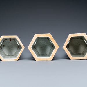 Trois porte-chapeaux ajourés de forme hexagonale en porcelaine de Chine famille rose, 19ème — photo 5