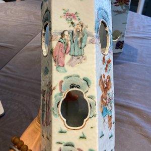 Trois porte-chapeaux ajourés de forme hexagonale en porcelaine de Chine famille rose, 19ème — photo 10