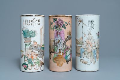Trois porte-chapeaux en porcelaine de Chine qianjiang cai, 19/20ème