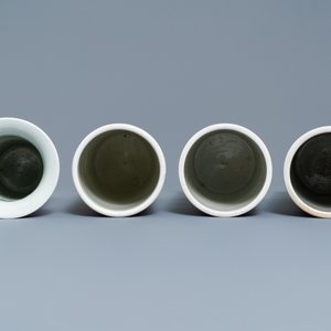 Trois porte-chapeaux en porcelaine de Chine qianjiang cai et un vase en famille rose, 19/20ème — photo 7